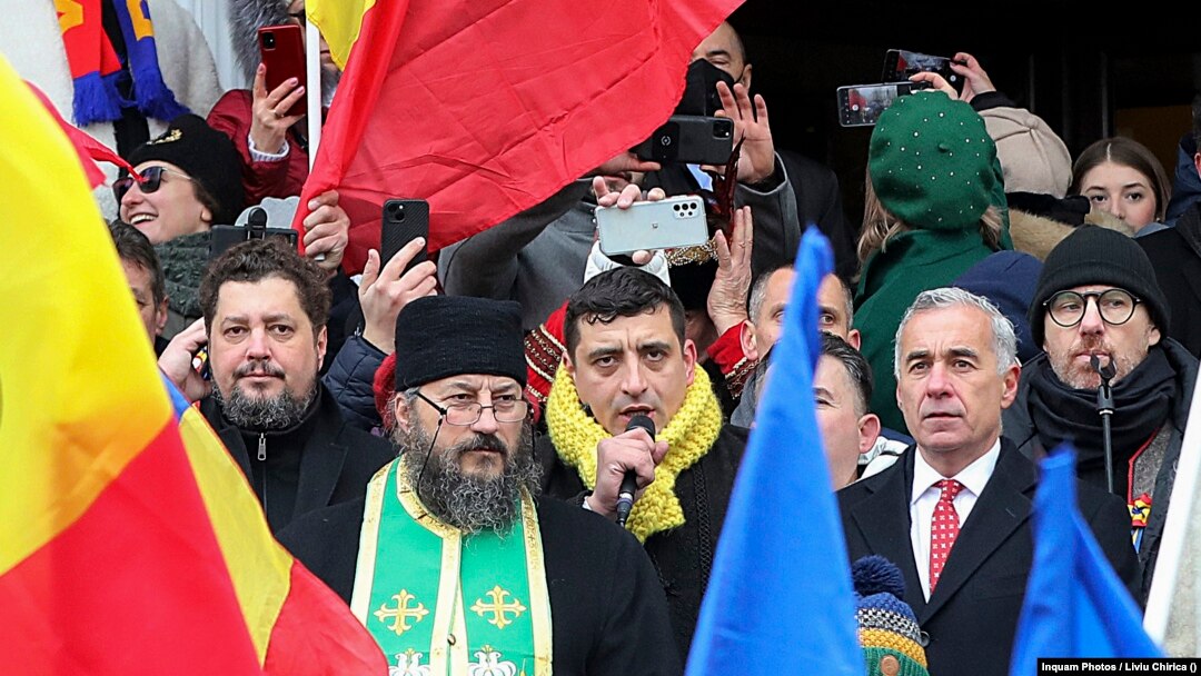 Senatorul Claudiu Târziu, un preot, George Simion și Călin Georgescu, la un moment dat propunerea AUR de prim-ministru, la evenimentele de la Iași din 24 ianuarie legate de Ziua Unirii, în 2022.