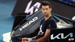 Đoković je u petak, pre odluke australijskog ministra da mu ponovo ukine vizu, nastavio sa priprema za turnir na Australian Openu, Melburn, 14. januar 2022.