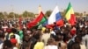 Граждане Буркина-Фасо празднуют успех предыдущего военного переворота, январь 2022 года