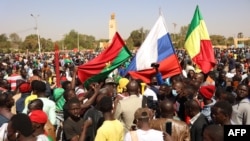 Граждане Буркина-Фасо празднуют успех предыдущего военного переворота, январь 2022 года