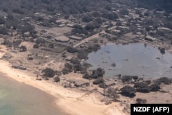 Një fotografi e bërë nga Forca e Mbrojtjes së Zelandës së Re tregon një zonë në Tonga të mbuluar nga hiri vullkanik në Tonga.