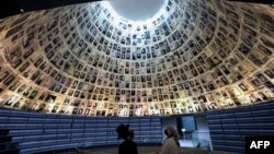 Posjetioci u Dvorani imena u Jad Vašemu, centru sjećanja na žrtve holokausta, Jerusalem (april 2021.)