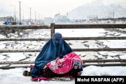 سازمان‌های خیریه پیش از فصل زمستان هشدار داده بودند که به دلیل فقر گسترده در افغانستان، مردم در این کشور امسال زمستان سختی را سپری خواهند کرد.