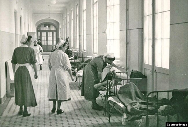 В коридорах больницы им. Кащенко, довоенная фотография