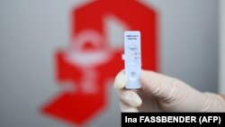 Një test antigjen, negativ për koronavirus. Fotografi ilustruese. 