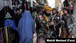 شماری از نیروهای طالبان در یکی از بازارهای کابل