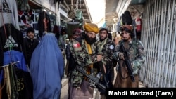 تصویر آرشیف: تعدادی از افراد طالبان در یکی از بازار های کابل 