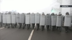 Протести в Казахстані: захоплена мерія, сутички з силовиками, спалена техніка (відео)