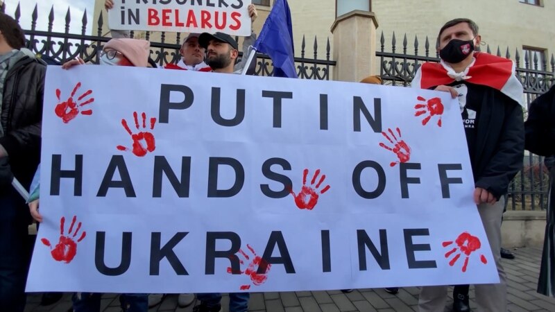 «Наши политики в ежеминутном режиме должны делать заявления, осуждающие действия России»