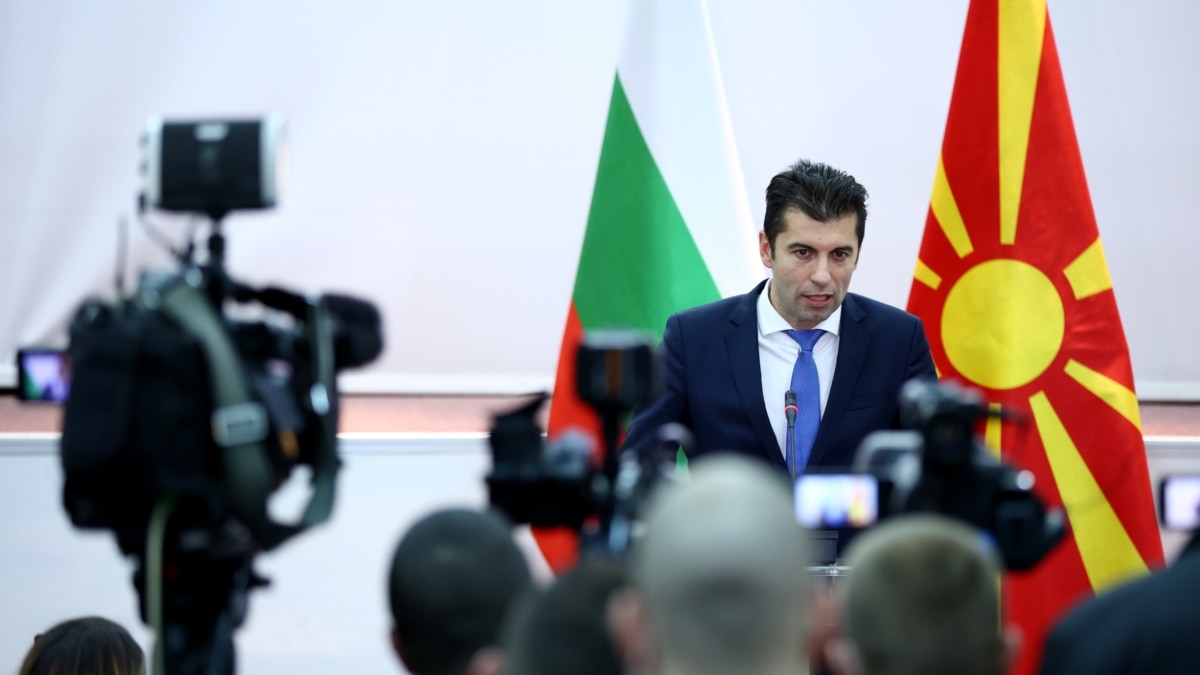 Премиерът по време на първото си посещение в Скопие, но