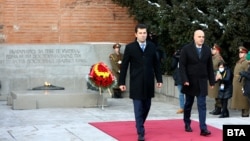 Кирил Петков (вляво) и Димитър Ковачевски поднесоха венци пред Паметника на Незнайния воин в София