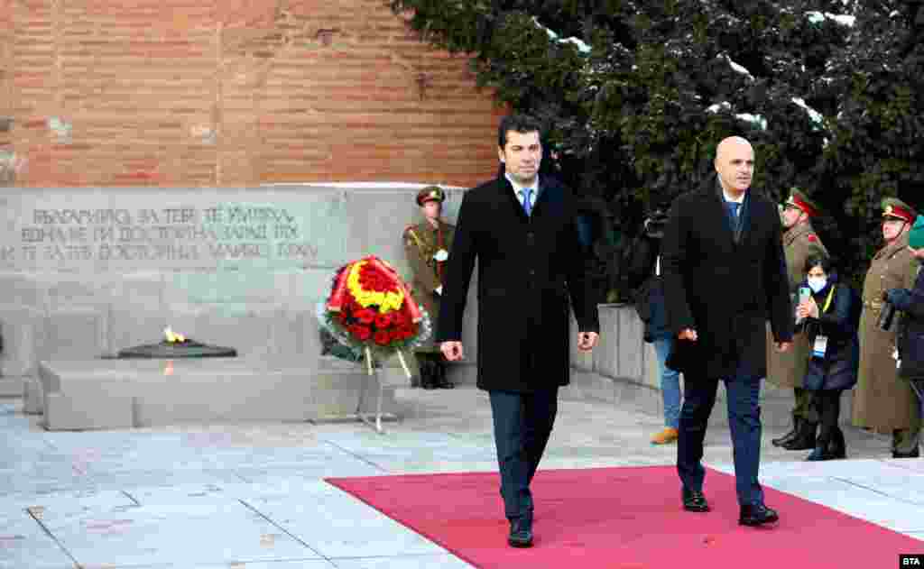 БУГАРИЈА / МАКЕДОНИЈА - Со највисоки државни почести денеска во Софија беше пречекана македонската владина делегација предводена од премиерот Димитар Ковачевски. Делегацијата ја пречека бугарскиот премиер Кирил Петков, а потоа со Ковачевски положија венци пред Споменикот на непознатиот војник, јави известувачот на МИА од Софија.