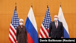 Уенди Шърман и Сергей Рябков са водачите на делегациите на САЩ и Русия на разговорите.