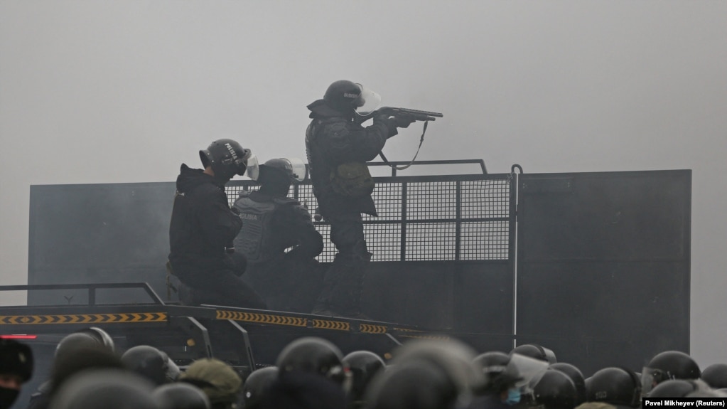Спецназ полиции во время подавления беспорядков в Алматы. 5 января 2022 года