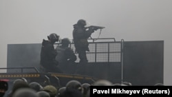 Полицейские во время акций протеста. Алматы, 5 января, 2022 года.