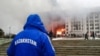 Напротив горящего здания акимата Алматы 5 января 2022 года