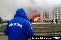 საპროტესტო აქციის მონაწილეები ალმათის მერიის შენობაში შეიჭრნენ. 5 იანვარი, 2022 წ.