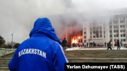 Горящее здание акимата Алматы в день, когда протесты вылились в беспорядки. 5 января 2022 года