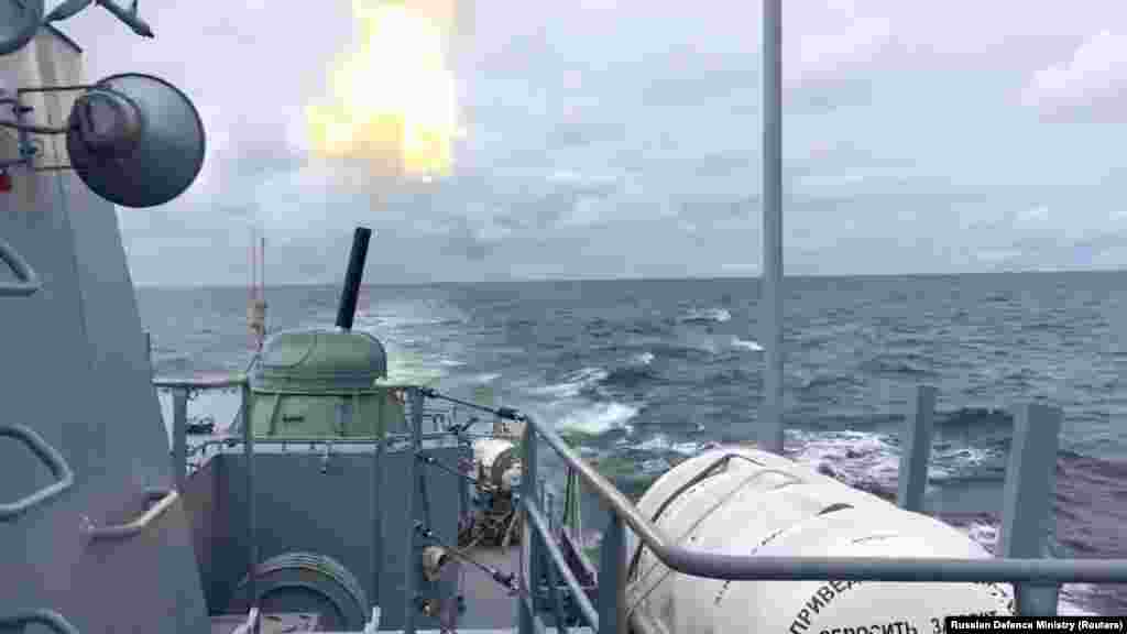 Az orosz haditengerészet egyik hadihajója tűzgyakorlat közben a Balti-tengeren január 27-én