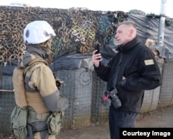 Fotoreporteri ukrainas, Andriy Dubchak (djathtas), i cili ka themeluar projektin Donbas Frontliner Media, dhe aktualisht punon afër Mariupolit, në bregun juglindor të Ukrainës.