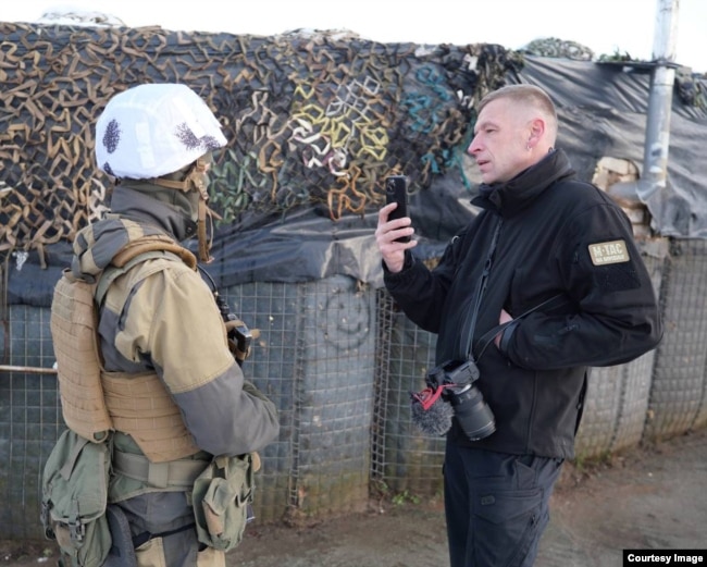 Fotoreporteri ukrainas, Andriy Dubchak (djathtas), i cili ka themeluar projektin Donbas Frontliner Media, dhe aktualisht punon afër Mariupolit, në bregun juglindor të Ukrainës.