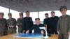 Lider Severne Koreje Kim Džong Un sa saradnicima prati lansiranje hipersonične rakete.