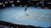 Сербський тенісист Новак Джокович тренується на корті в комплексі Melbourne Park, 14 січня