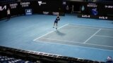 Сербський тенісист Новак Джокович тренується на корті в комплексі Melbourne Park, 14 січня