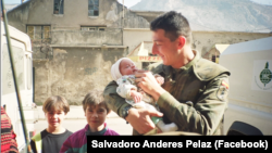 Salvadoro Andrés Peláez, španski pripadnik mirovnih trupa Ujedinjenih naroda, sa djecom iz ratnog Mostara.
