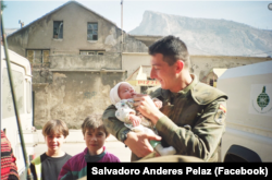 Salvadoro Andrés Peláez, az ENSZ-csapatok spanyol katonája Mostarban helyi gyerekekkel. Bosznia, Mostar, 1993–94
