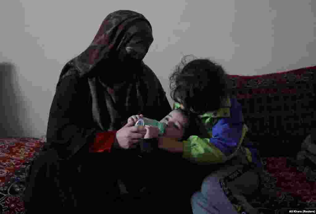 A képen&nbsp;Farima Safi, a taxisofőr felesége és gyermekük eteti a kis Sohájl&nbsp;Ahmadit