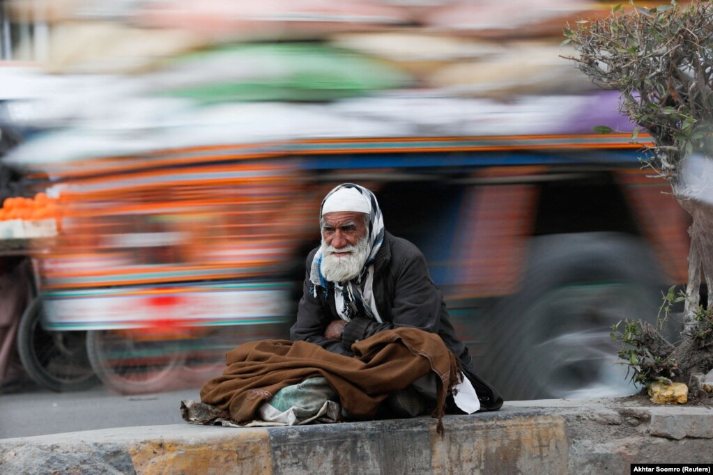 Një burrë duke u strukur nga të frohtët, teksa qëndronte në trotuarin e një rruge në Karaçi, Pakistan, më 24 janar.