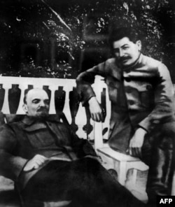 Iosif Visarionovici Stalin, lângă un Lenin suferind la Gorki, URSS, în 1922, anul apariției pe harta lumii a Uniunii Sovietice. Lenin nu se va mai însănătoși. Moare în 1924. După câțiva ani de coabitare cu vechii colegi, Stalin devine conducător unic, cu puteri discreționare.