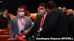 Крум Зарков (в средата) по време на Конгреса на БСП