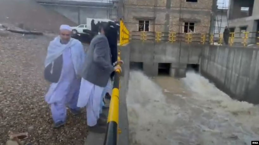 تصویری از خروجی آب بند کمال خان در افغانستان