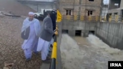 Posmatrači prate kako se voda ispušta iz brane Kamal Kan u Avganistanu 20. januara.