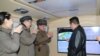 Lideri verikorean, Kim Jong-Un shihet me pjesëtarë të ushtrisë. Media verikoreane ka thënë se ai ka qenë duke vëzhguar lansimin e raketës hipersonike.