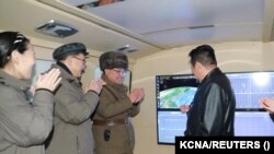 Lideri verikorean, Kim Jong-Un shihet me pjesëtarë të ushtrisë. Media verikoreane ka thënë se ai ka qenë duke vëzhguar lansimin e raketës hipersonike.