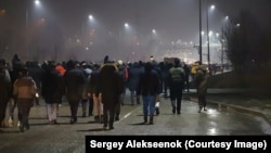 Protesters gather on the streets of Almaty on the evening of January 4. 