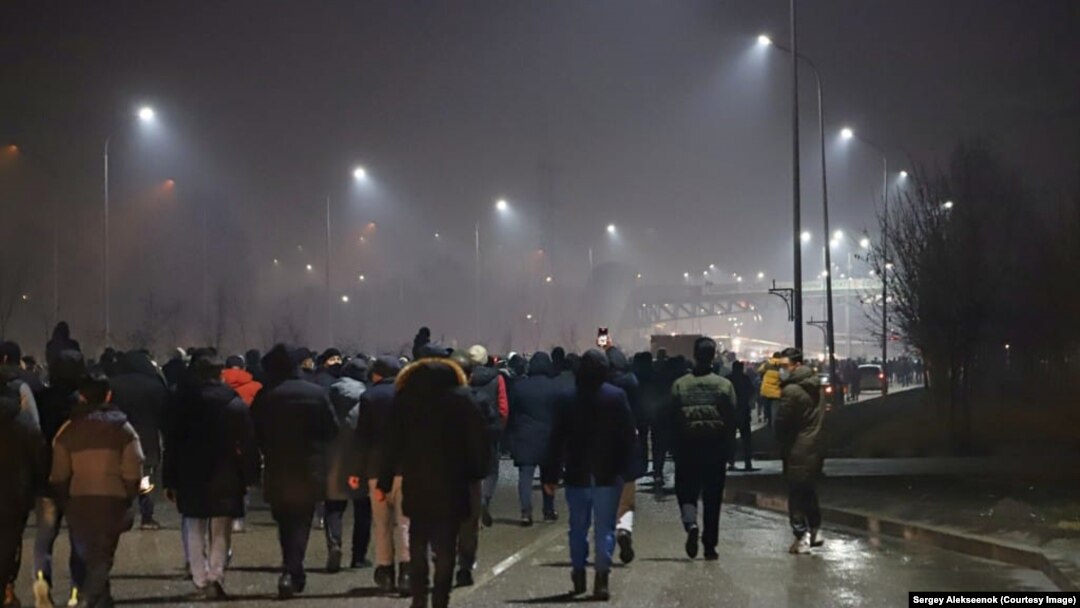 Protestatarii se adună pe străzile din Almatî în seara zilei de 4 ianuarie