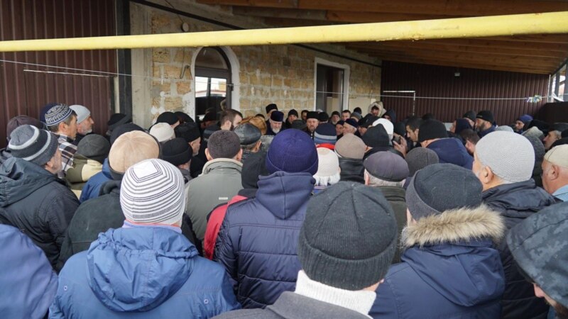 В поселке Приморский у дома крымского татарина Чалгозова собралось более ста человек – активисты (+фото)