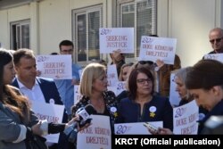 Viktima e dhunës seksuale gjatë luftës në Kosovë, Shyrete Tahiri Sulimani (djathtas), duke iu drejtuar mediave pas ngritjes së kallëzimit penal në Prokurorinë Speciale të Kosovës, në tetor të vitit 2019.