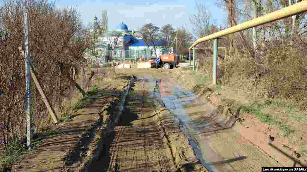 Yağmurdan soñ ibadethane yolu maşinalarnen bozuldı