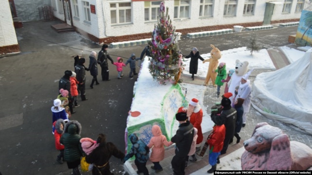 голого мужика насилуют