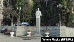 Памятник Лесе Украинке на площади 1-го Мая в Балаклаве