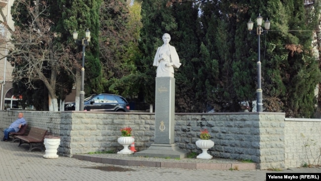 Памятник Лесе Украинке на площади 1-го Мая в Балаклаве