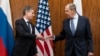 د امریکا د بهرنیو چارو وزیر انتوني بلېنکېن (چپ) له خپل روسي سیال سرګي لاوروف سره د لاس ورکولو پر مهال