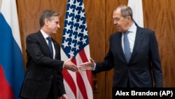 Secretarul american de stat, Antony Blinken (stânga) și ministrul rus al Apărării, Serghei Lavrov