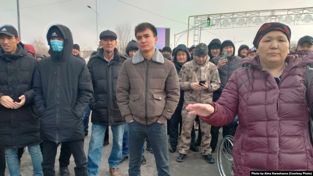 Сотни жителей Жанаозена стоят у акимата в знак протеста против повышения цен на сжиженный газ. 2 января 2022 года. Фото Алмы Карашаевой
