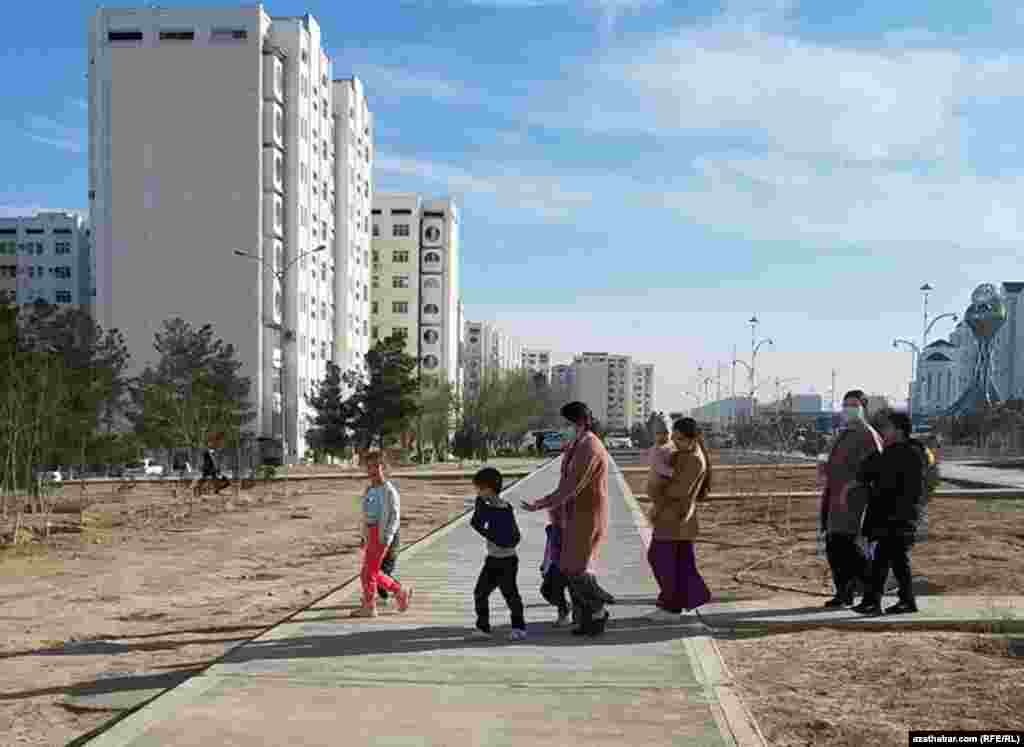 Gezelenje çykan maşgala. Aşgabat, ýanwar, 2022.